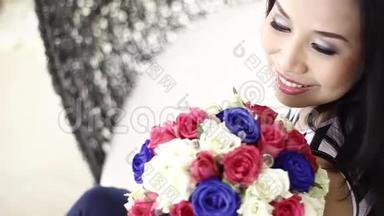 新娘用她的花束摆姿势拍照。 跟踪射击